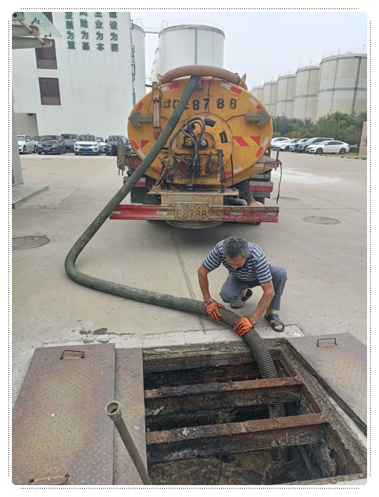 周矶管理区隔油池清掏