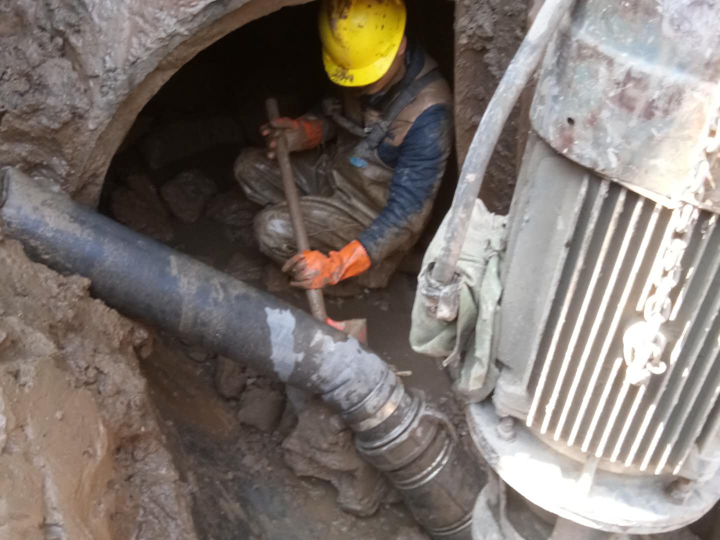 周矶管理区管道清淤