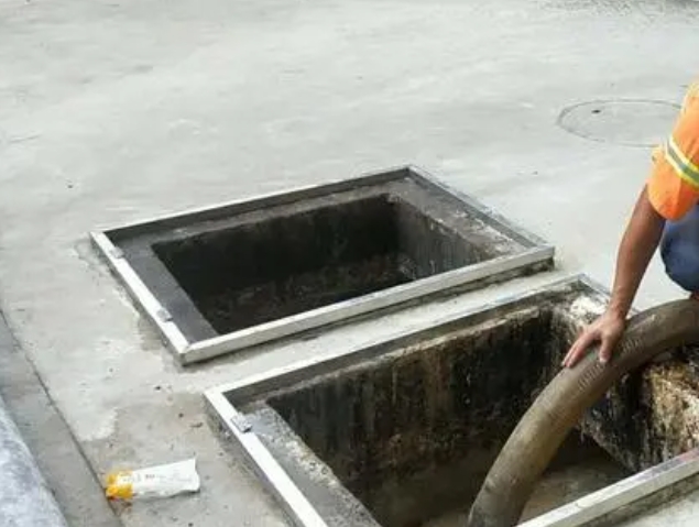 周矶管理区化粪池清理