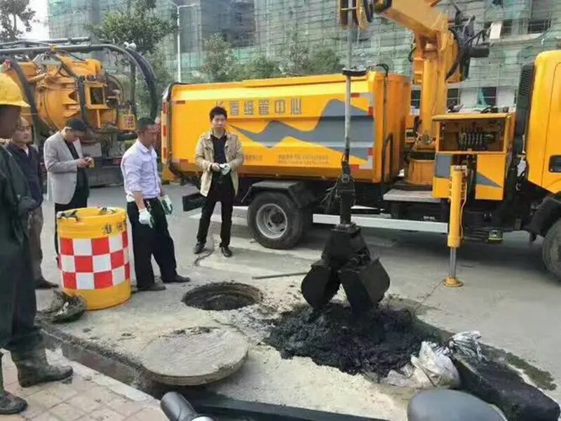 周矶管理区街道：网格员化身“清道夫”，为民解忧疏通“堵心”化粪池