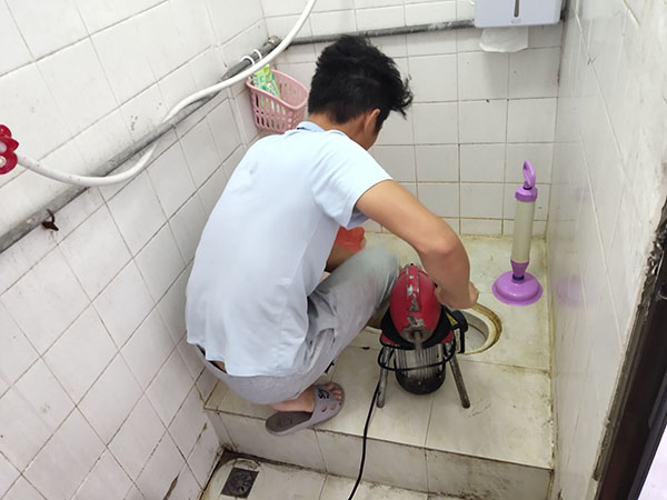 周矶管理区肥皂掉到马桶里把马桶堵住了怎么办？马桶堵住了怎么办