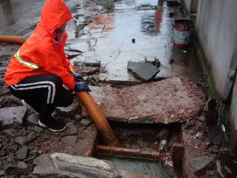 周矶管理区专业清理污水池 炜誉市政以规范流程守护城市 “肠道”